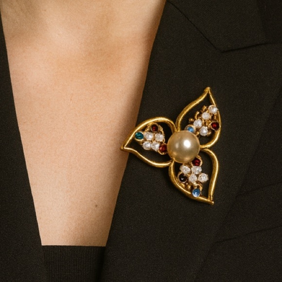 Mel Elegant Gold Flower Pendant with Pearl and Gem Accents Brooch - Picture 3 of 4